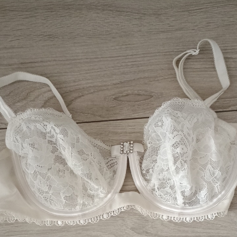 Victoria's Secret Ivory Lace Bra